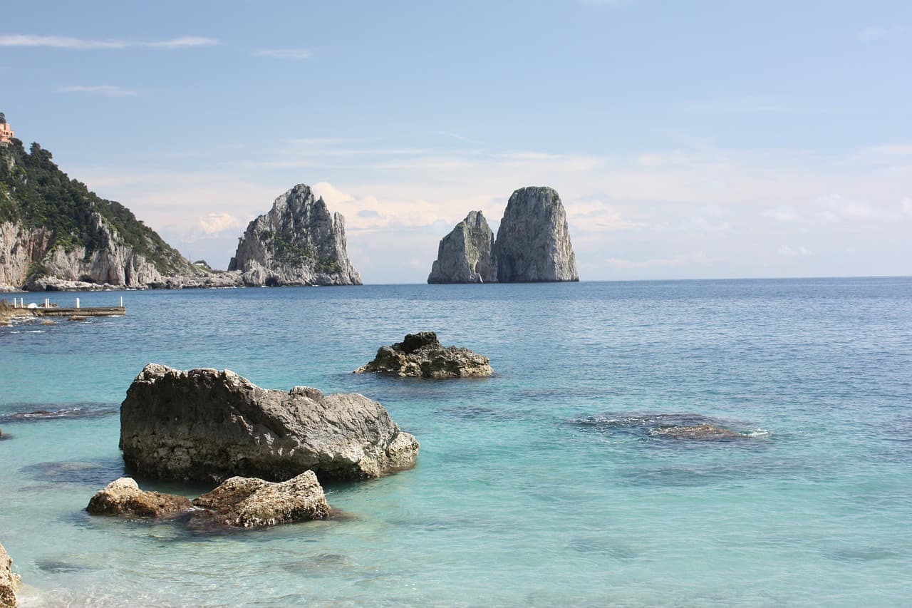 A ilha italiana de Capri reúne belezas naturais, muitas atividades aquáticas e ainda um dos cenários mais românticos do país