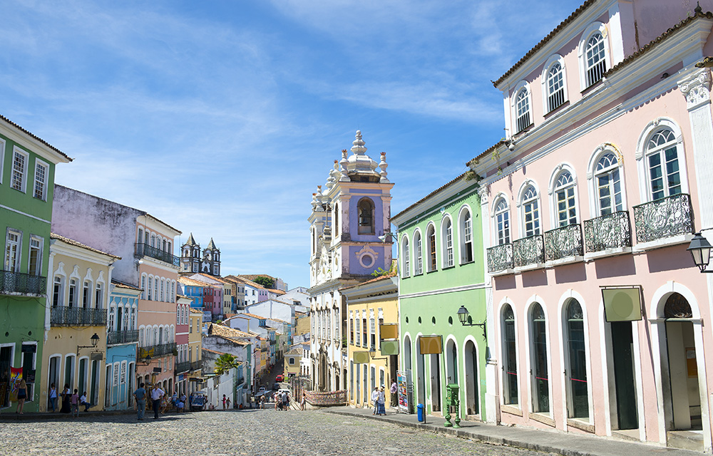 Rua com casarões históricos no Pelourinho, no Cnetro Histórico de Salvador