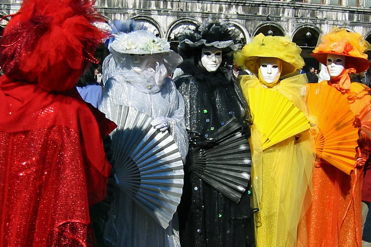 Muitas cores e máscaras no carnaval de Veneza. A concentração é na praça de São Marcos
