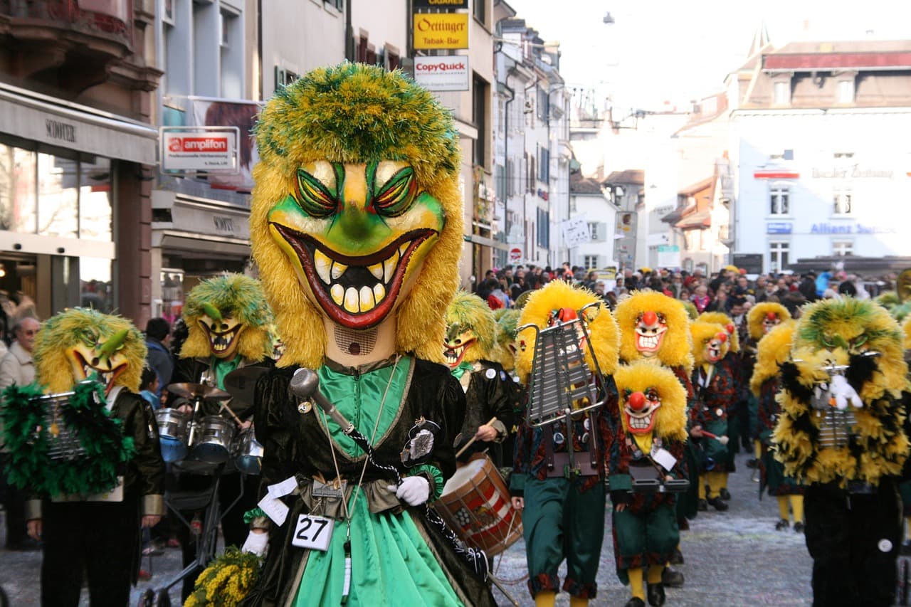 O carnaval suíço invade as ruas, ao contrário do nosso, acontece durante o frio