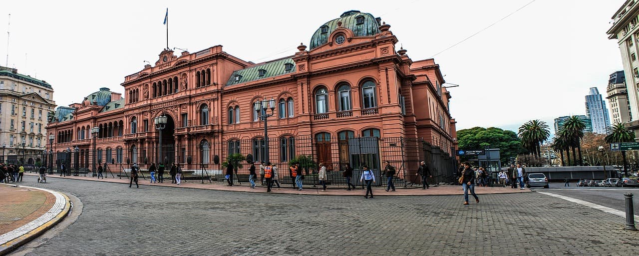 Casa rosada no centro da cidade