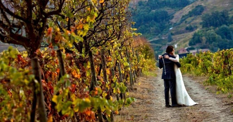 Já na região do Douro em Portugal, a sugestão é um casamento nas grandes casas dentro de vinhedos