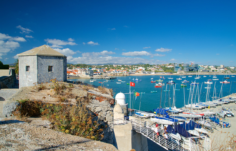 Vista para o mar com barcos em Cascais