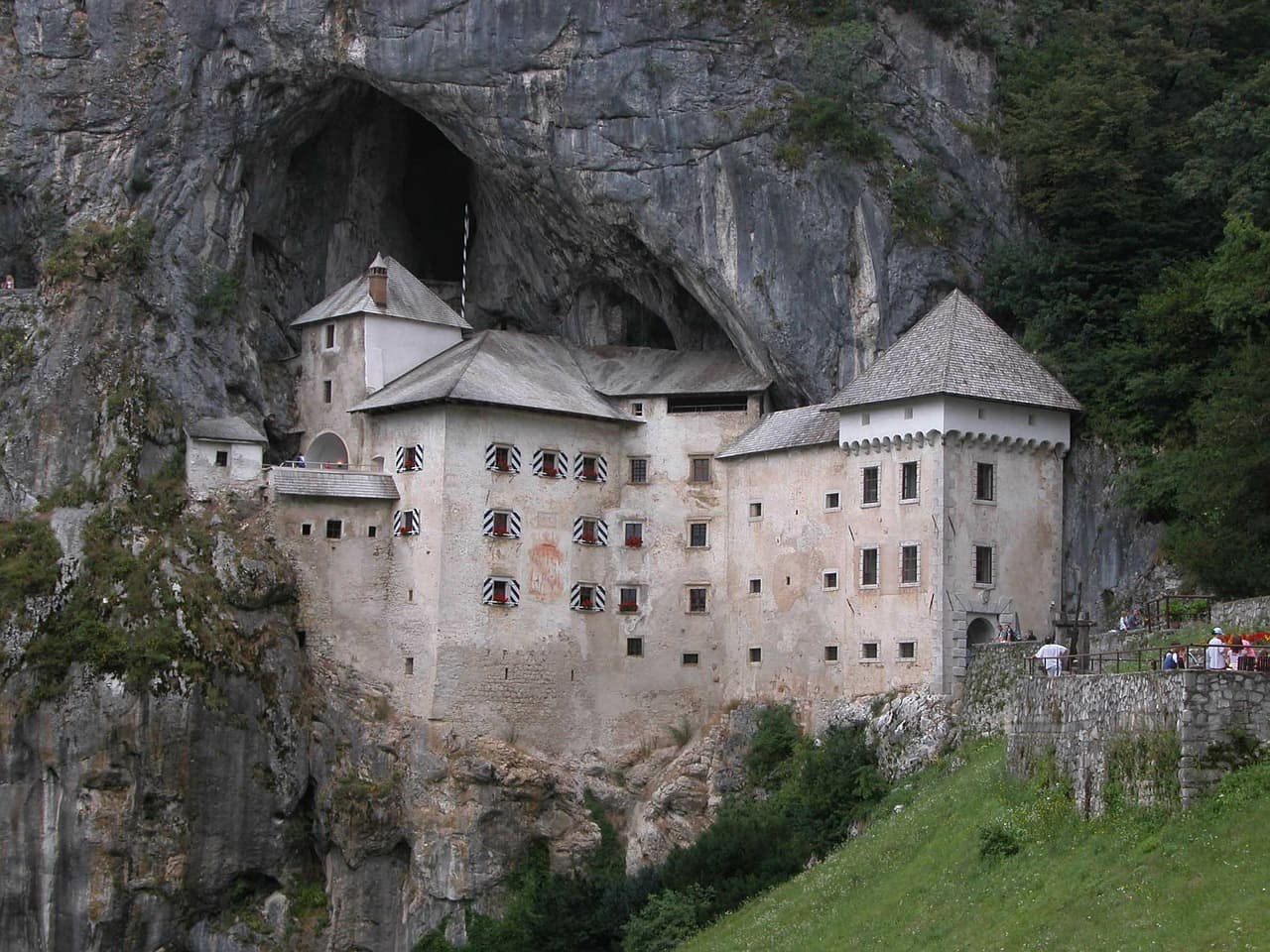 O incrível castelo Predjama, dentro de uma caverna