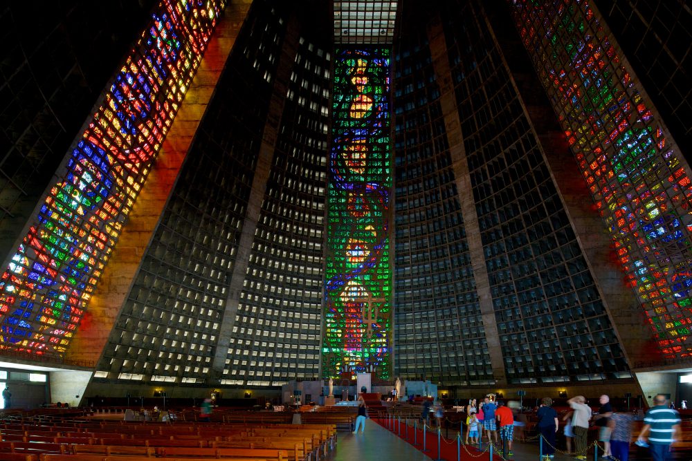 Parte interna da Catedral Metropolitana com fiéis orando