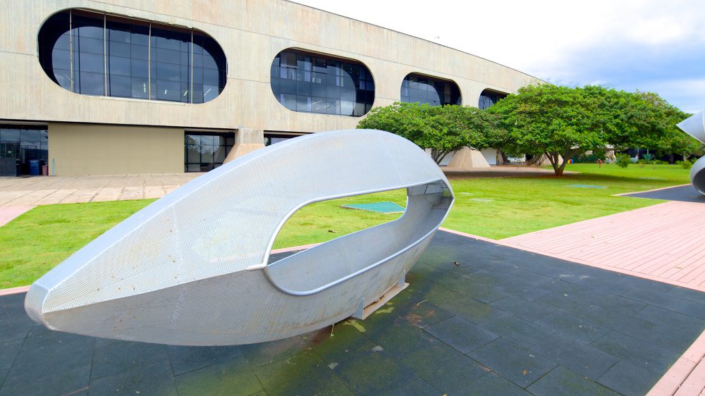 Monumento em frente ao Centro Cultural Banco do Brasil com o edifício ao fundo