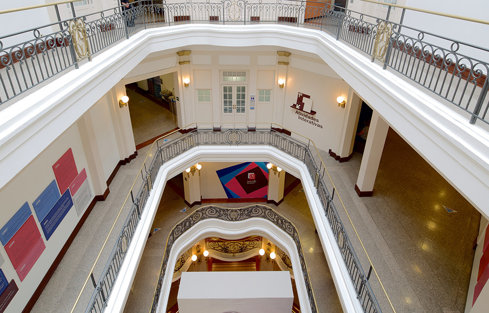 parte interna e central do Centro Cultural Banco do Brasil com vista de todas as galerias de cima para baixo