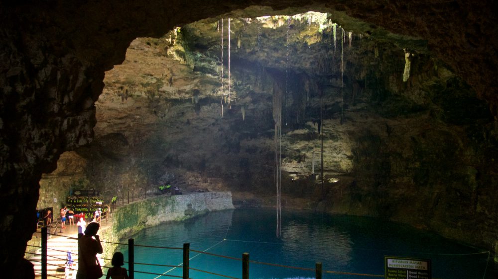 Vista de um cenote em Cancún