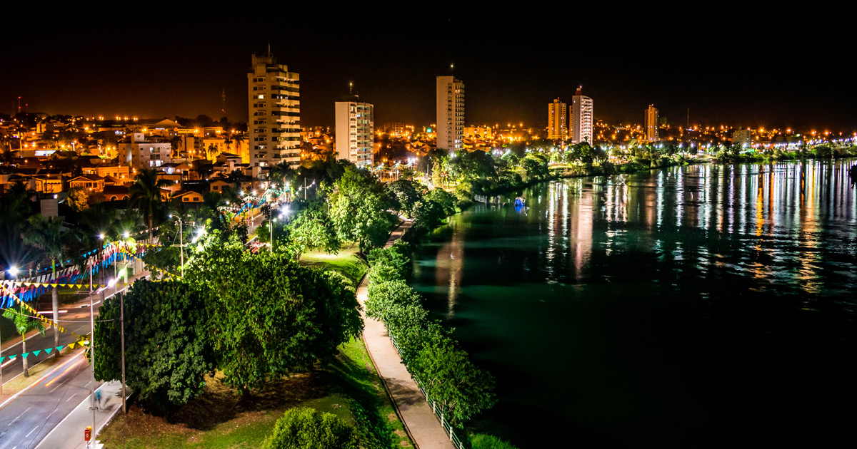 cidade as margens do rio paranaiba