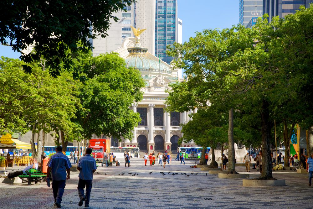 Praça da Cinelândia com pessoas caminhando e Teatro Municipal