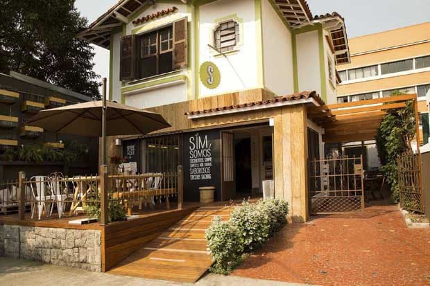 Outro destaque da Casa S., o ambiente gostoso com mesinhas ao ar livre