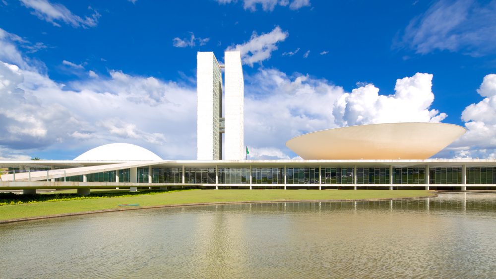 Vista do lado em frente do Congresso Nacional em Brasília com o prédio ao fundo.