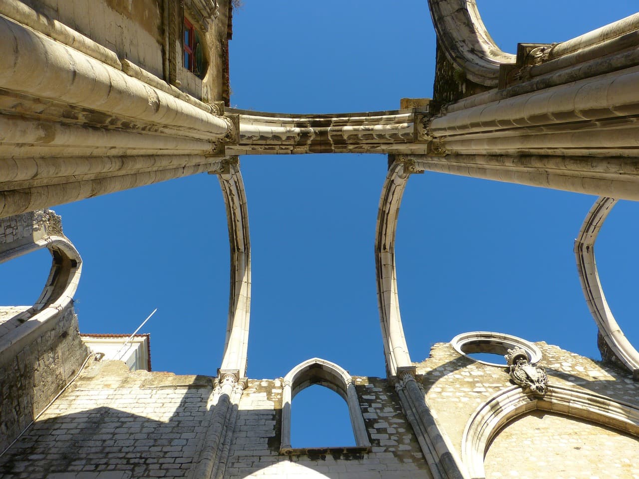 Vista a partir do Convento do Carmo, em Lisboa. A cidade conta com cenários surpreendentes, seja em sua arquitetura ou com seus eventos culturais