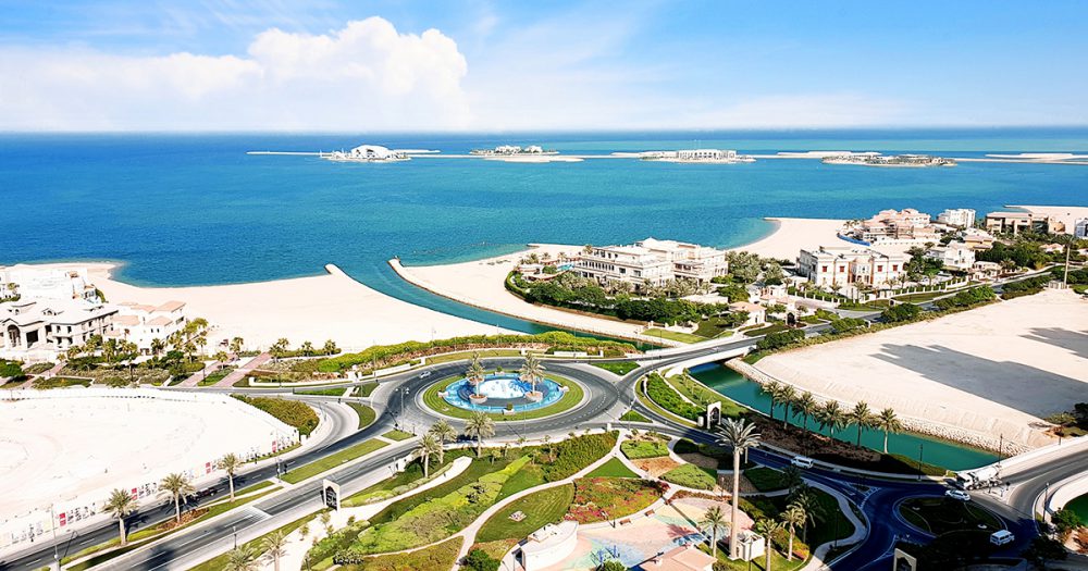 Estrada com uma praia ao fundo em Doha no Catar