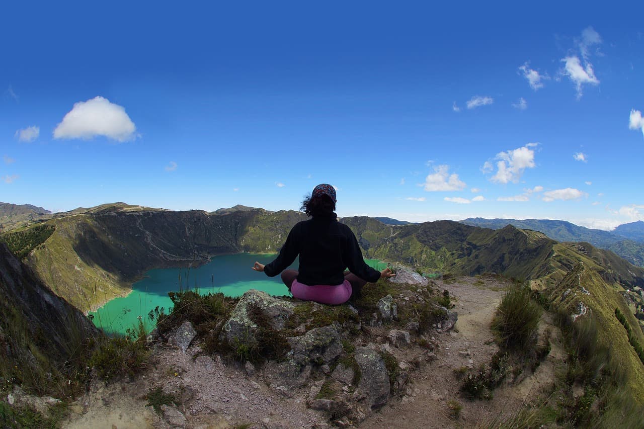 Um lago verde em um vulcão, cenário de filme no meio do Equador