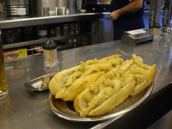 O tradicional sanduíche de lulas fritas do El Brillante