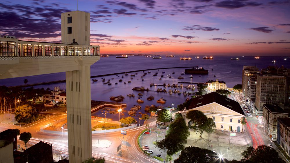 Vista à noite do Elevador Lacerda com o mar ao fundo