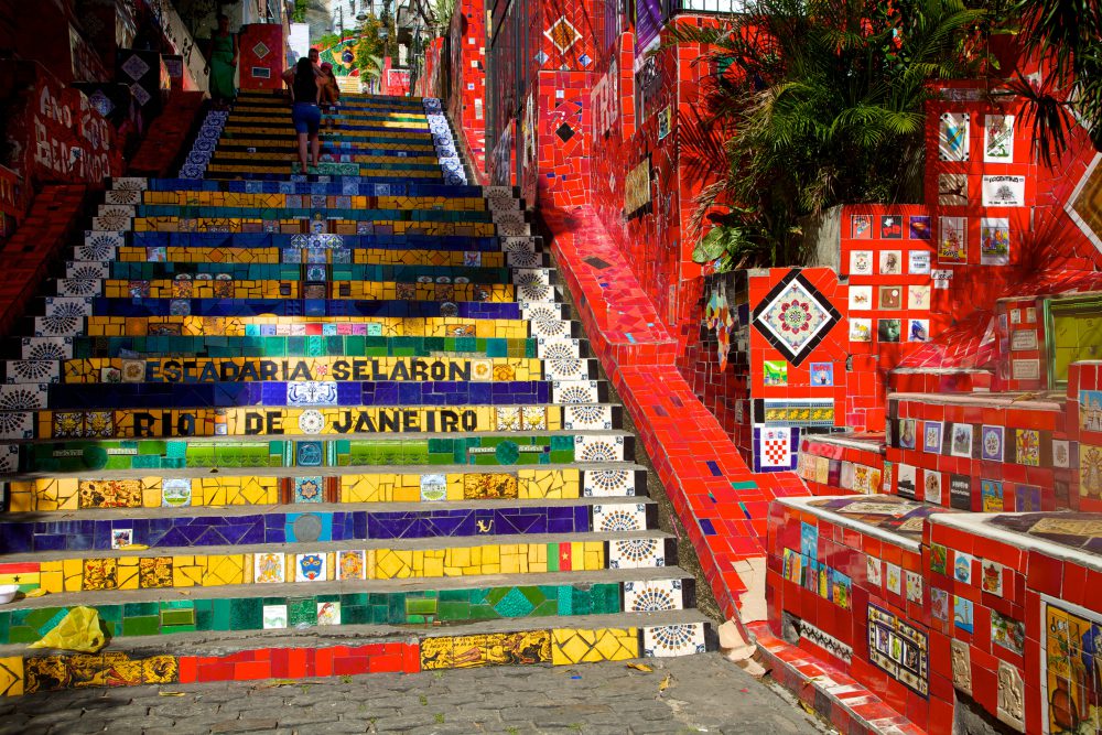 Degraus com azulejos coloridos da Escadaria Selarón