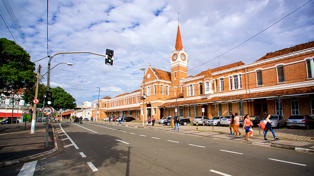 Rua com edifício da Estação Cultura ao fundo