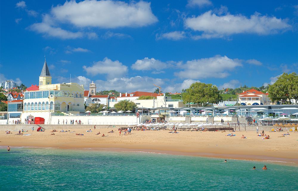 Mar com praia de Estoril ao fundo