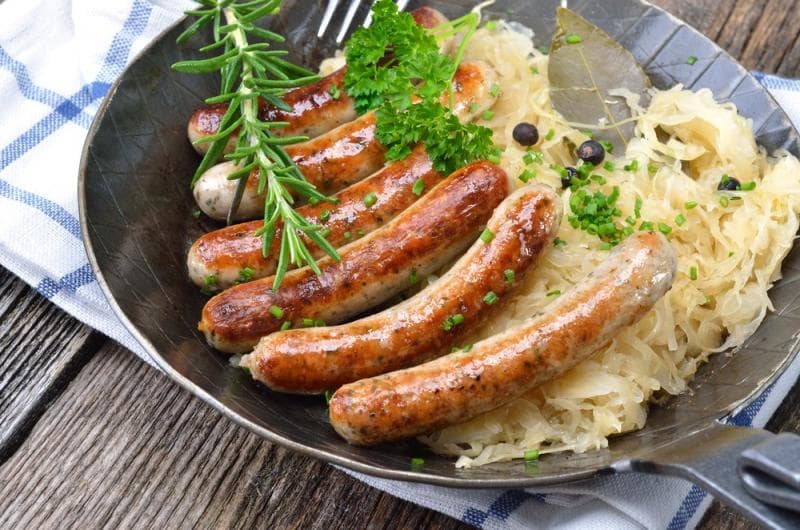 O prato que não pode faltar, batata e salsicha alemã