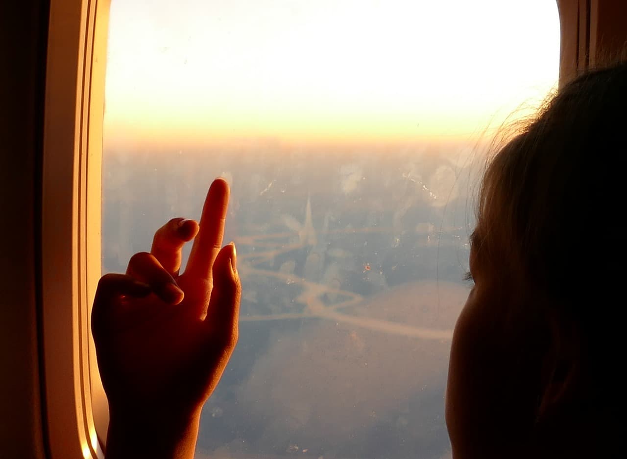 Os assentos na janela dos aviões são as melhores opções para viajar com crianças pequenas, a vista por si só já é uma distração e atrai os olhares curiosos
