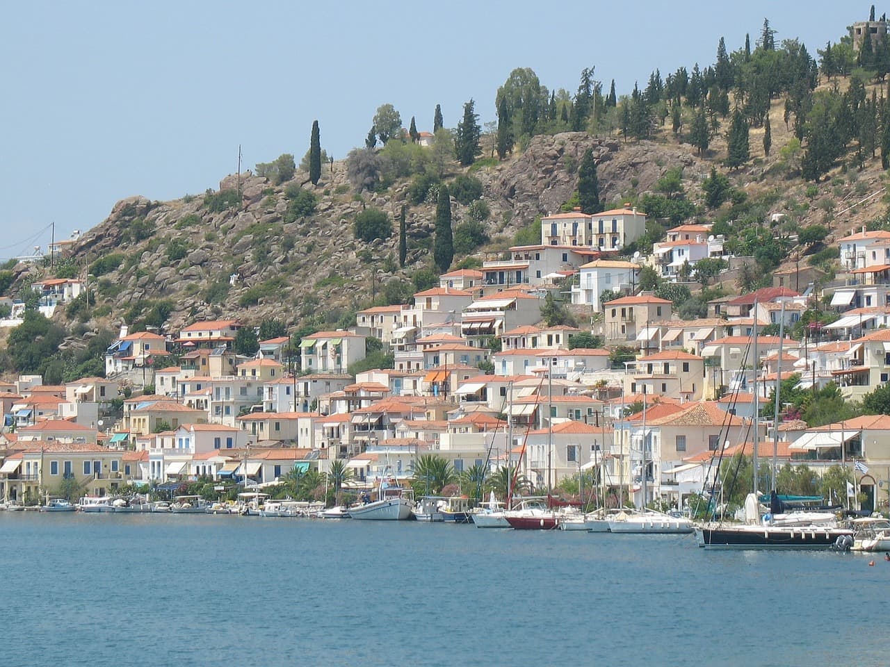 Uma das melhores maneiras de percorrer as ilhas gregas é definitivamente de barco, o que traz liberdade ao passeio e escolha de quais ilhas parar, evitando os ferry boats lotados e demorados