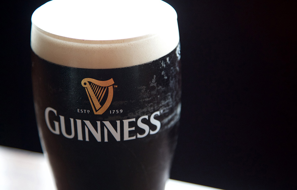 Copo da cerveja escura da marca Guinness