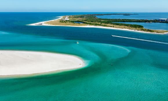Passeios de barco pelo mar azul da St. Pete Beach é uma ótima opção