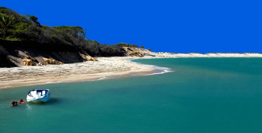 Praias com mar azul, desertas e o vento ainda ajuda com o calor