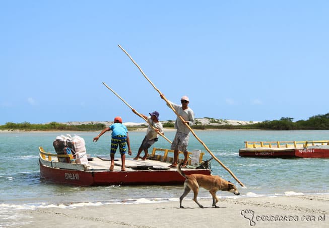 Atravessar o rio em jangadas - é ou não com emoção? (Crédito da foto: Clarissa Donda)
