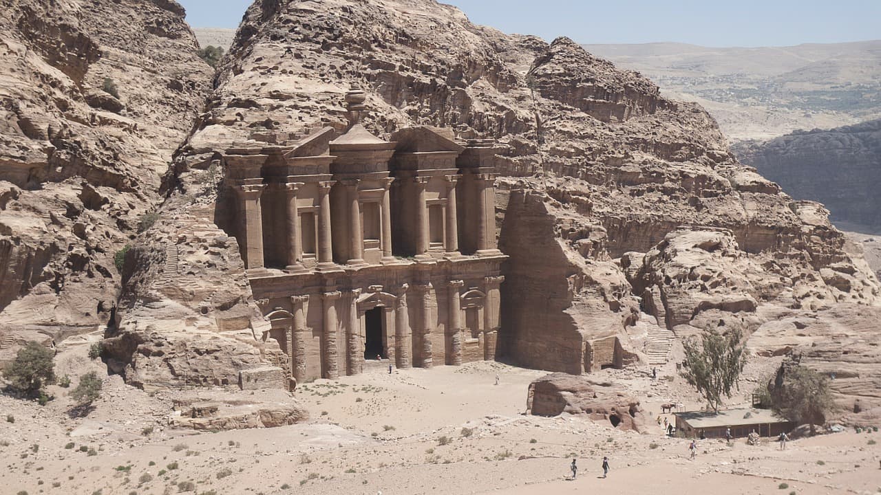 Mesmo tão longe e em um país com cultura tão diferente como a Jordânia, nossa entrevistada conseguiu mochilar por lá. A bela Petra logo acima.