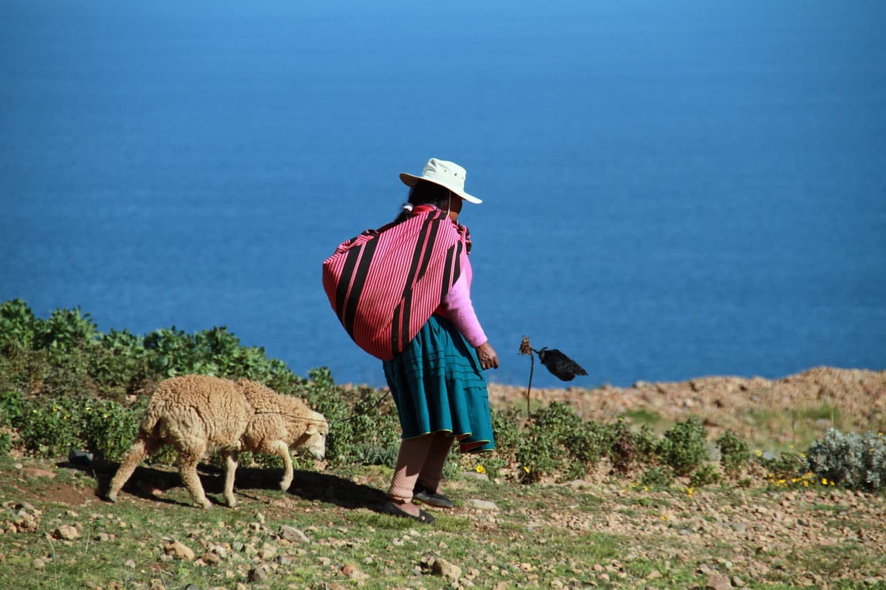 Vida local no lago Titicaca no Peru: as culturas locais são um plus além das belas paisagens
