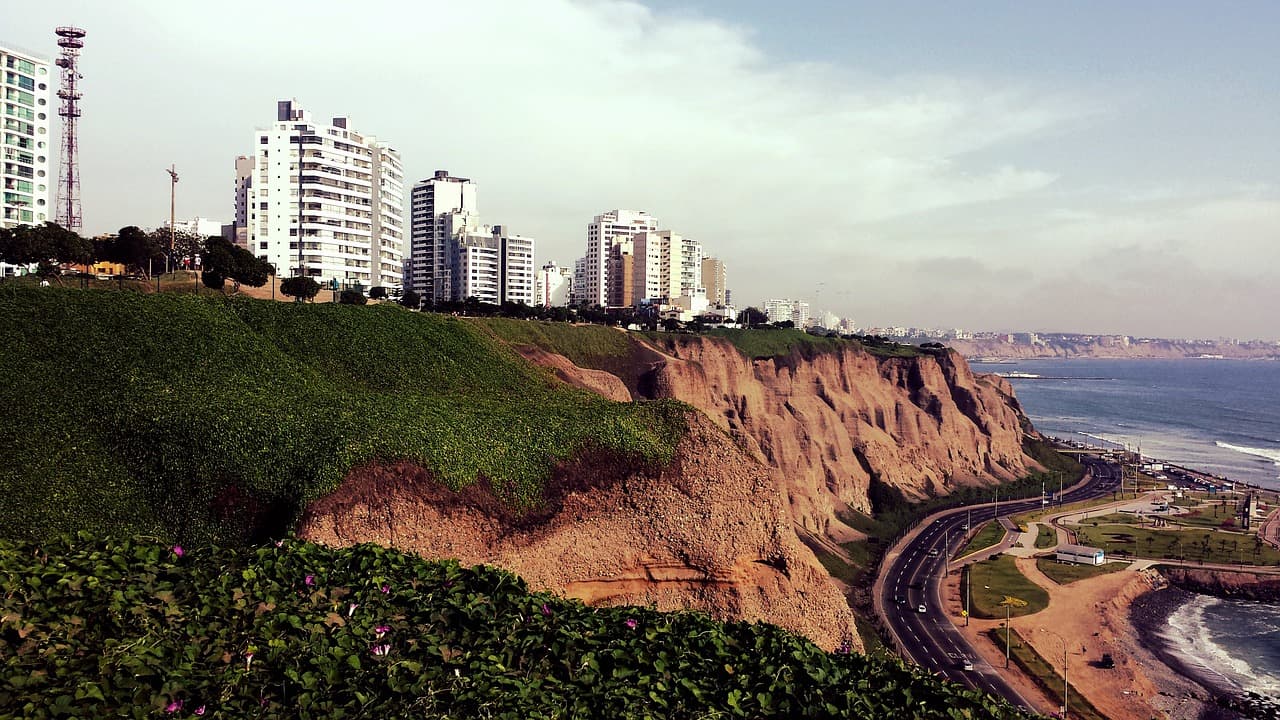 É imperdível em Lima caminhar pela orla da cidade, acima do mar, com belezas naturais e cultura local