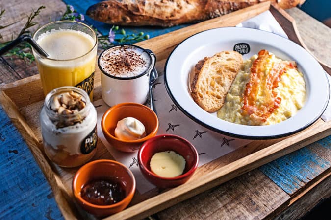 A bandeja completa com opções deliciosas da Padoca do Maní