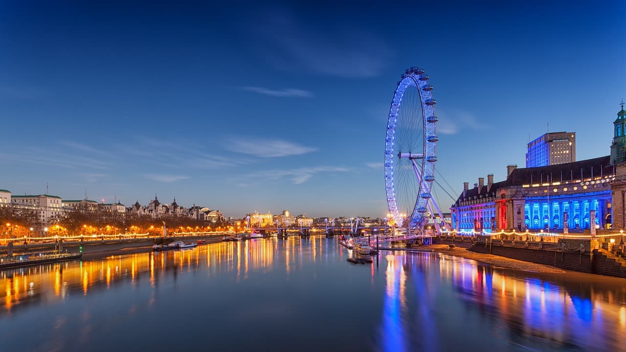 A região imperdível de Londres, a beira do rio Tâmisa, um passeio para sentir o clima londrino