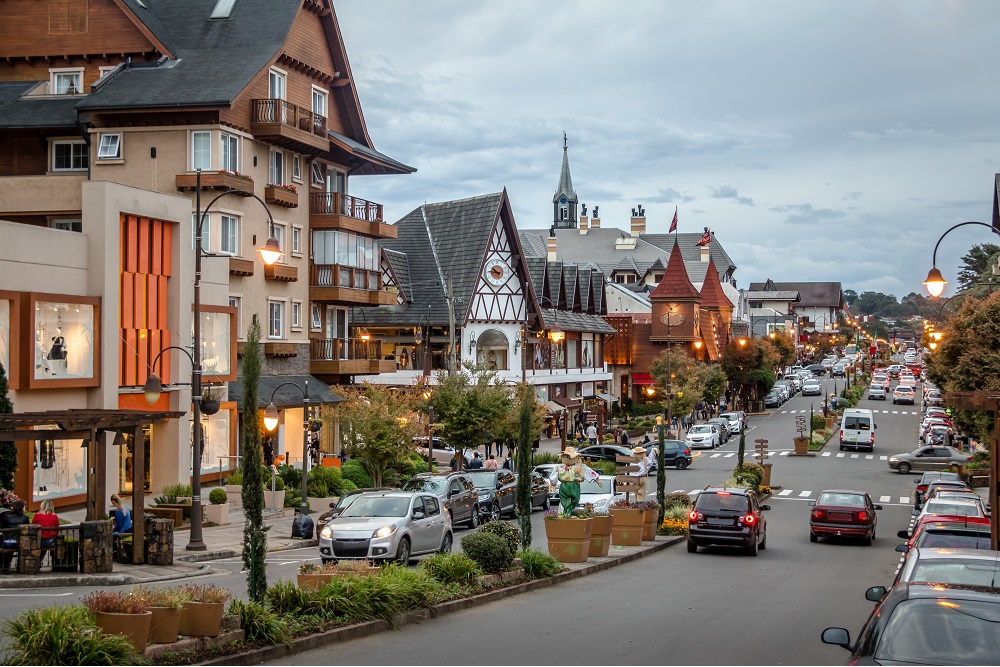 passeio na avenida principal de gramado