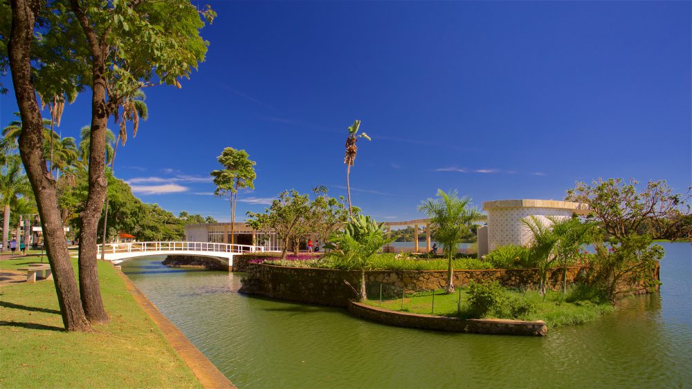 Vista parcial da Lagoa da Pampulha com a Casa do Baile à direita