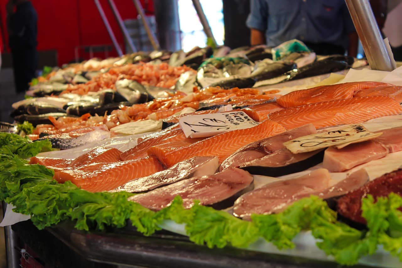 Peixes frescos, verduras, aproveitar para visitar mercados locais é sempre uma opção para entender a rotina da região e conhecer seus habitantes