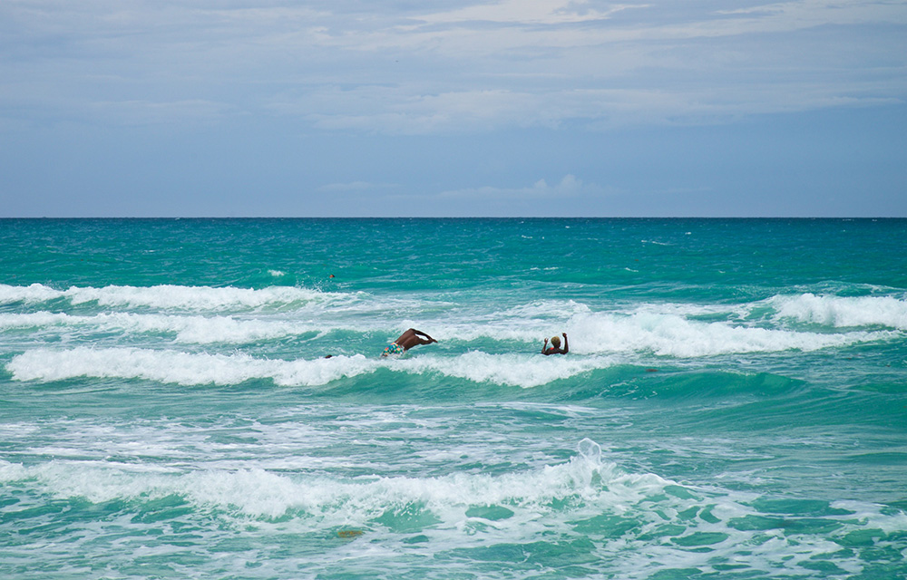 Pessoas nadando na praia em Miami