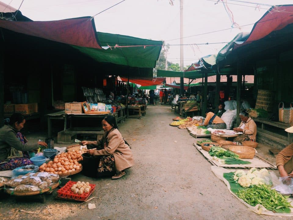 Mercado em Nyaungshwe (Foto: Lalai Persson)