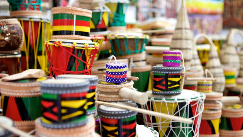 Instrumentos de percussão africanos à venda no Mercado Modelo em Salvador