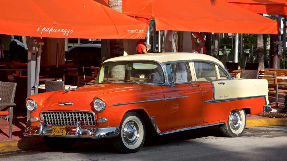 Carro vermelho antigo nas ruas do Art Deco Historic District em Miami