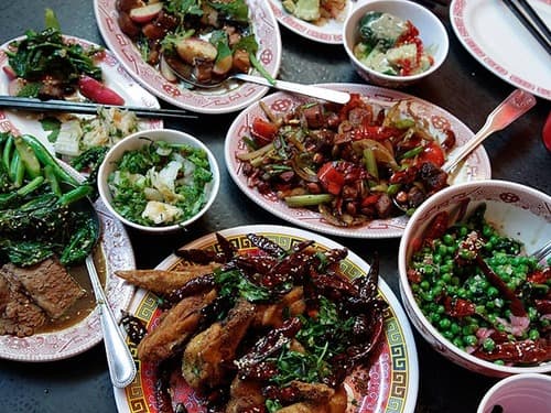 Prato típico da comida chinesa, direto do Mission Chinese, em Nova Iorque