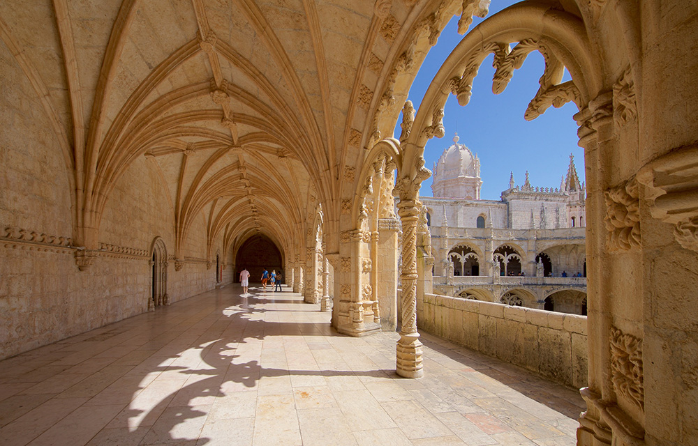 Arcos e parte do teto do Monastério dos Jerônimos