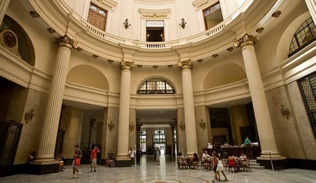 Interior de bonita arquitetura do Centro Cultural Banco do Brasil
