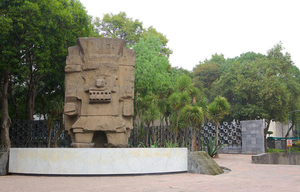 Escultura antiga na área externa do Museu de Antropologia