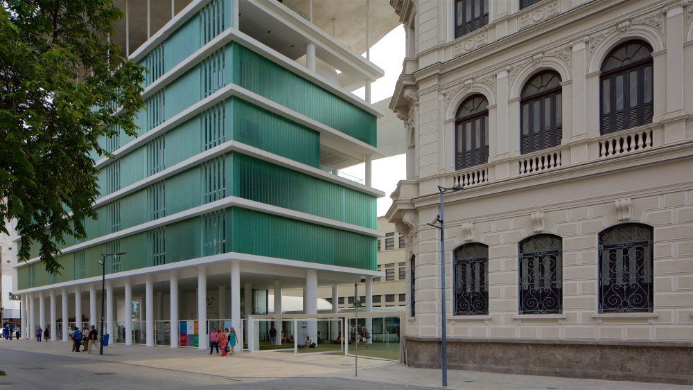 Prédios do Museu de Arte do Rio, um com estilo moderno e outro em estilo clássico