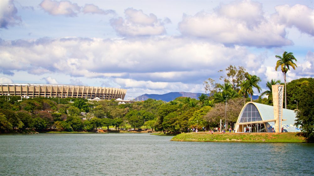 Vista da Pampulha com o Mineirão ao fundo e a Casa do Baile à direita.