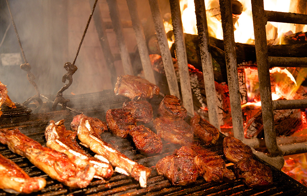 carnes assando sobre brasas